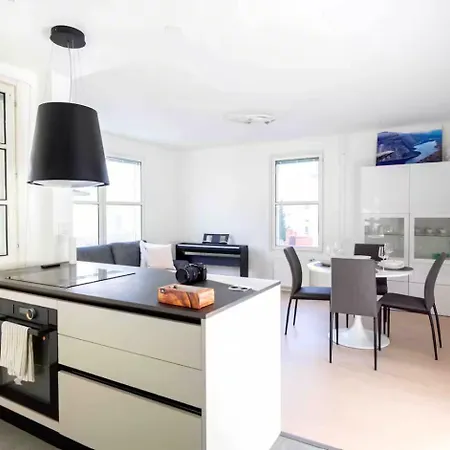 Apartment Modern 1br With Balcony At Centre