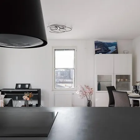 Modern 1br With Balcony At Centre *