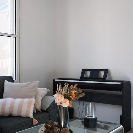 Apartment Modern 1br With Balcony At Centre