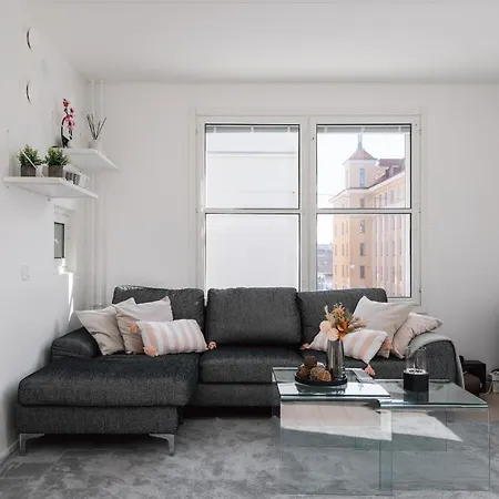 Modern 1br With Balcony At Centre *
