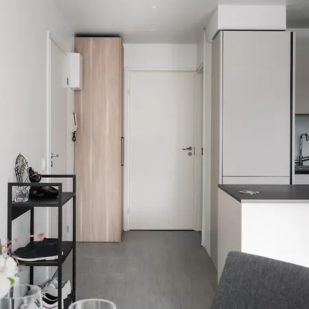 Modern 1br With Balcony At Centre *