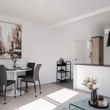 Modern 1br With Balcony At Centre Apartment