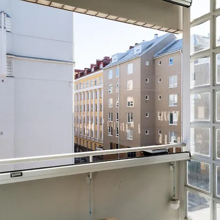 Modern 1br With Balcony At Centre Apartment *